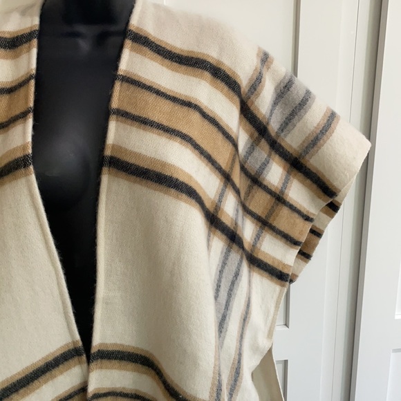 Beautiful plaid poncho o/s “Do Everything in Love” - Picture 4 of 6